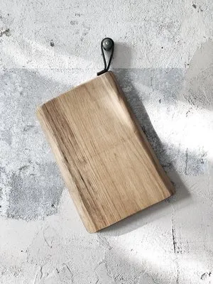 Planche à découper en chêne brut avec boucle en cuir – Image 2